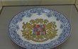 V regionu se dělal i malovaný porcelán. Ke skvostům patří tento talíř z roku 1928 se státním znakem od Aloise Jaroňka.