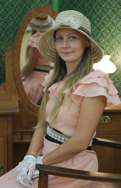 Ve fotokoutku se Iveta Škapová (29) zvěčnila v dobových šatech.