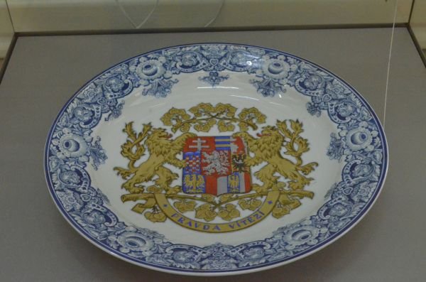 V regionu se dělal i malovaný porcelán. Ke skvostům patří tento talíř z roku 1928 se státním znakem od Aloise Jaroňka.
