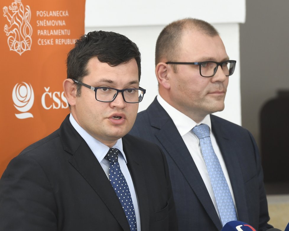 Poslanec ČSSD Tomáš Hanzel spolu se šéfem poslaneckého klubu Janem Chvojkou