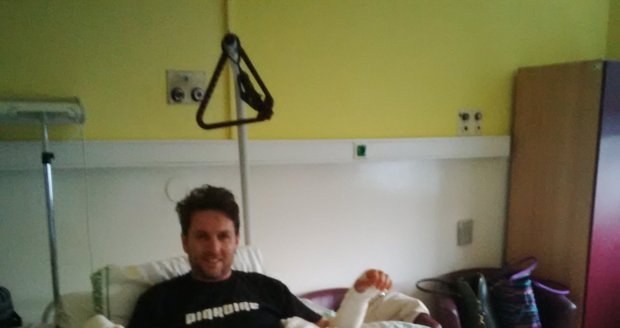 Tomáš je po operaci zápěstí už zcela bez rukou a skoro i nohou