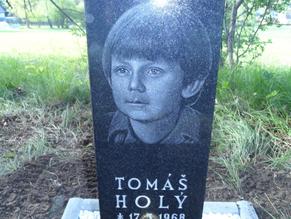 Pomníček na památku herce Tomáše Holého.
