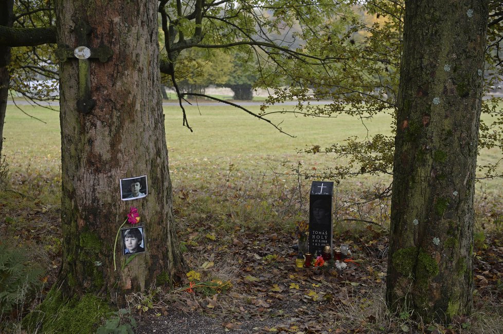 Pomníček na památku herce Tomáše Holého bude možná muset pryč.