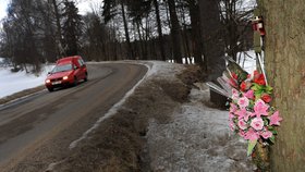 Tuto zatáčku Tomáš Holý nezvládl a narazil do stromu. U jeho pomníčku se dodnes objevují čerstvé květiny a svíčky