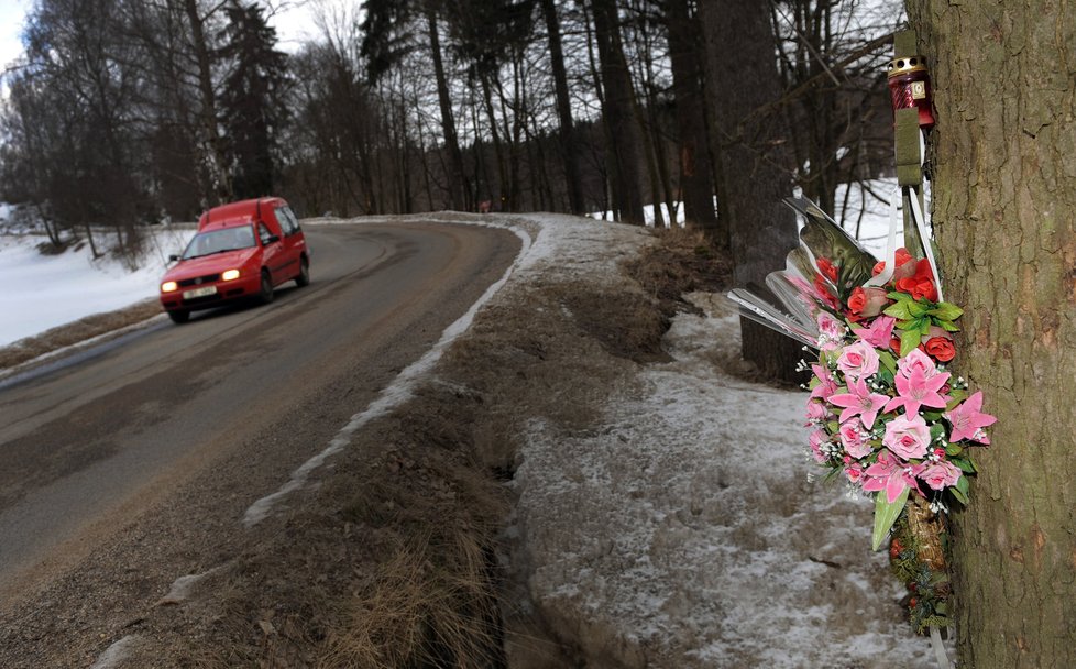 Tuto zatáčku Tomáš Holý nezvládl a narazil do stromu. U jeho pomníčku se dodnes objevují čerstvé květiny a svíčky.