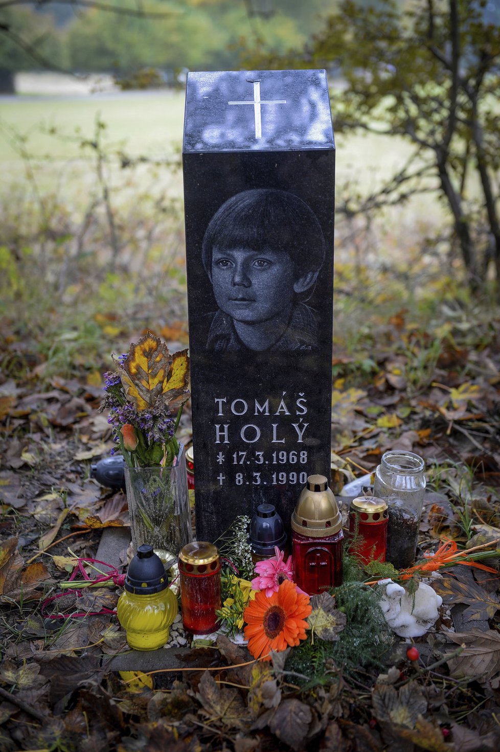 Pomníček na památku herce Tomáše Holého.