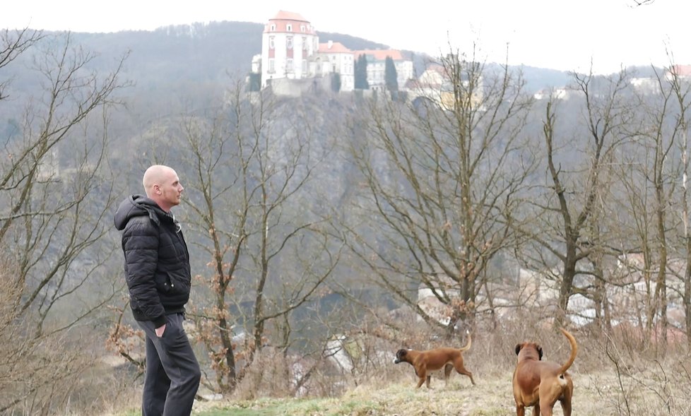 Vyrůstal totiž mezi léčiteli a bylinkářkami. Na radu kamarádky navštívil terapeutku detoxikační medicíny.