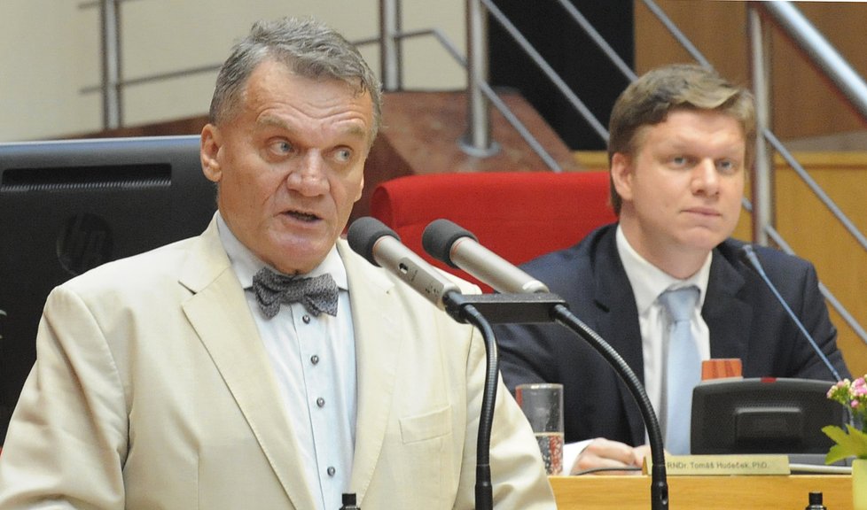 Při volbě nového primátora vystoupil i odvolaný Bohuslav Svoboda (ODS, vlevo)