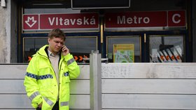 Zastupující pražský primátor Hudeček u protipovodňové bariéry u stanice metra Vltavská během velké vody, která spláchla část Prahy