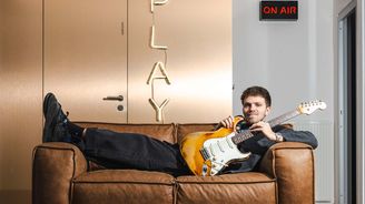 Člen kapely Mirai utratil milion za kytaru. Hudební nástroje jsou stále častěji investicí Člen kapely Mirai utratil milion za kytaru. Hudební nástroje jsou stále častěji investicí