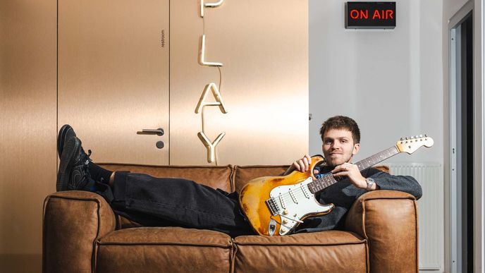 Tomáš Javůrek, člen kapely Mirai ajeho kytara Fender Stratocaster z roku 1959 Tomáš Javůrek, člen kapely Mirai ajeho kytara Fender Stratocaster z roku 1959