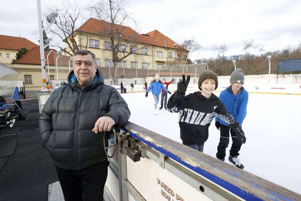 Hokejová legenda Jelínek končí jako správce kluziště Na Františku.