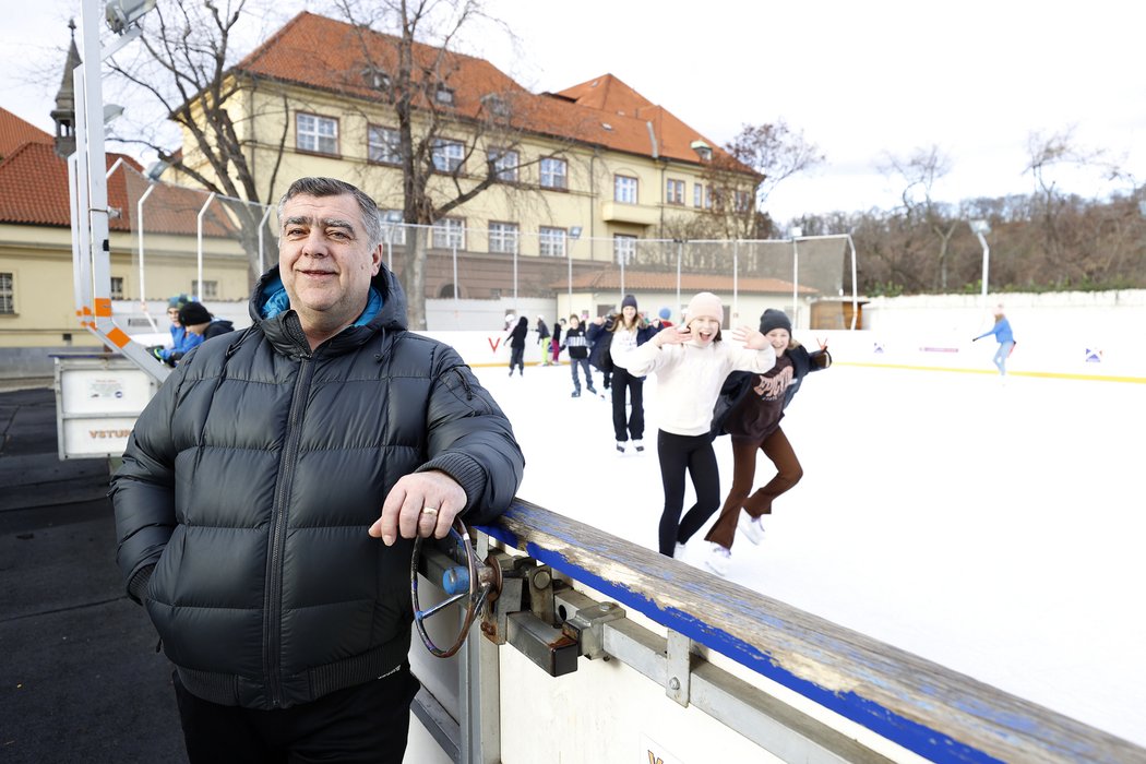 Hokejová legenda Jelínek končí jako správce kluziště Na Františku.