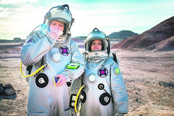 Film Mars natáčel v americké poušti. Na snímku s manželkou.