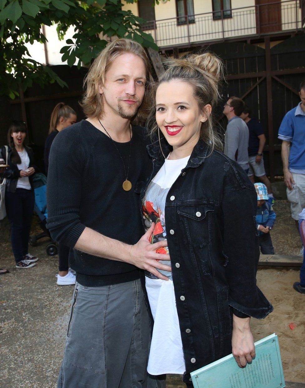 Tomáš Klus s těhotnou manželkou Tamarou, která je v 7. měsíci těhotenství.