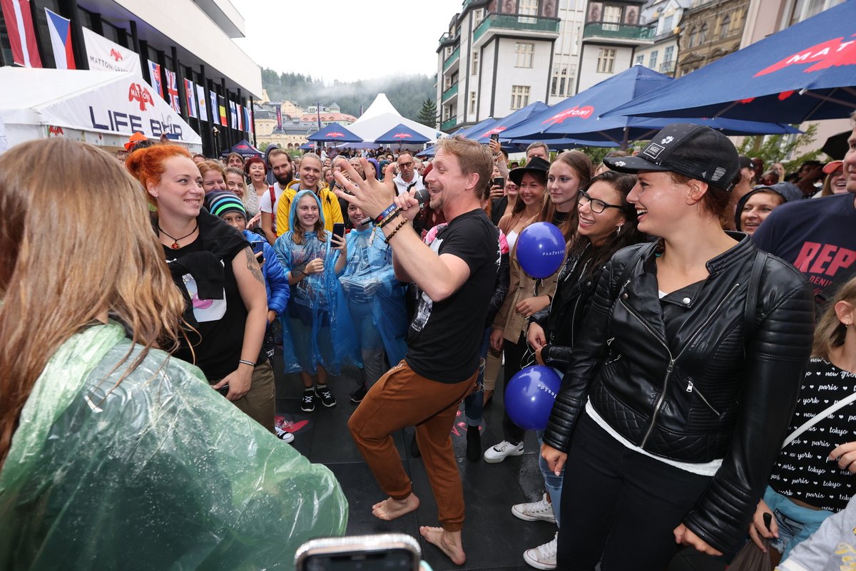 Tomáš Klus dostal Vary do varu: Divočina na pódiu a doteky s fanynkou!