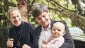 Tomáš Klus se stal na měsíc šéfredaktorem časopis Maminka. Při práci mu zdatně asistovali další muži, mimo jiné Marek Hilšer. Tomáš Klus se stal na měsíc šéfredaktorem časopis Maminka. Při práci mu zdatně asistovali další muži, mimo jiné Marek Hilšer.