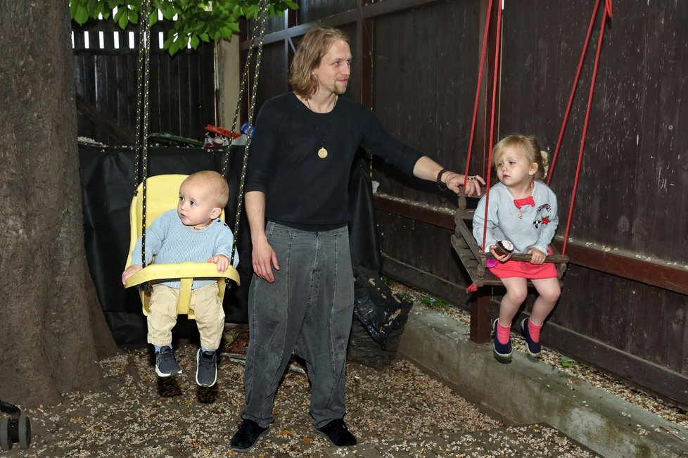 Tomáš Klus se svými dětmi, Josefínkou a Alfrédem.