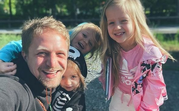 Tomáš Klus se všemi dětmi - Josefínou, Jenovéfou a Alfrédem