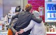 Tomáš Klus a Tamara Klusová šokovali přítomné zákazníky v cukrárně, když se hlasitě smáli, objímali a líbali
