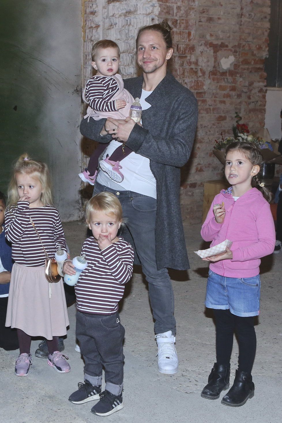 Tomáš Klus se všemi svými dětmi v pruhovaných tričkách.