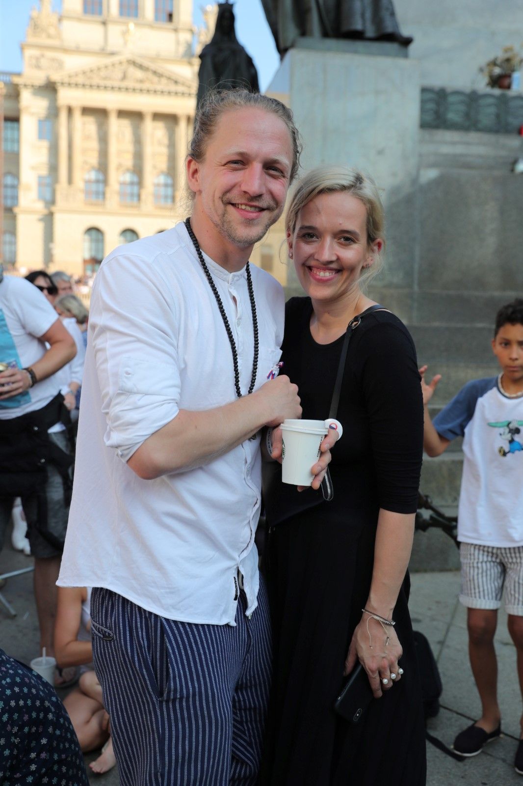 Zpěvák Tomáš Klus s manželkou Tamarou během demonstrace proti premiéru Babišovi a ministryni Benešové na Václavském náměstí (4. 6. 2019)