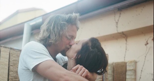 Vášnivá líbačka Tomáše Kluse se svou milenkou