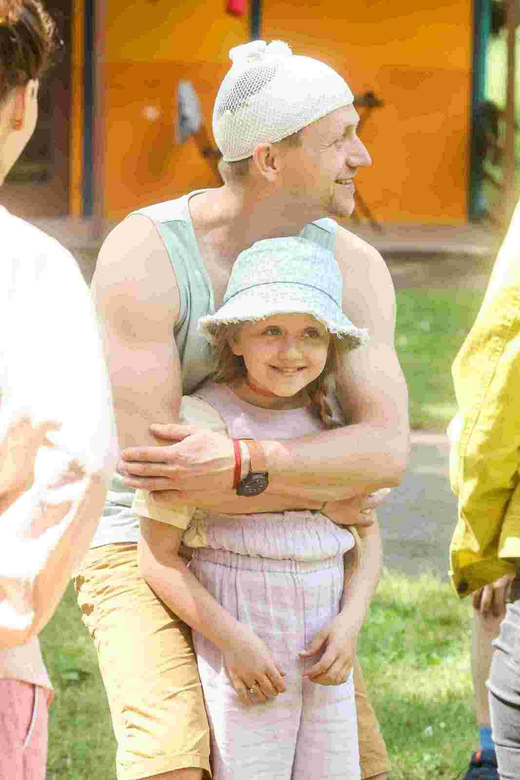 Tomáš Klus se svou skutečnou dcerou Josefínkou.
