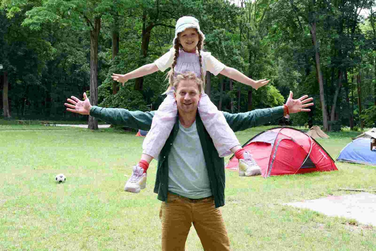 Tomáš Klus se svou skutečnou dcerou Josefínkou.