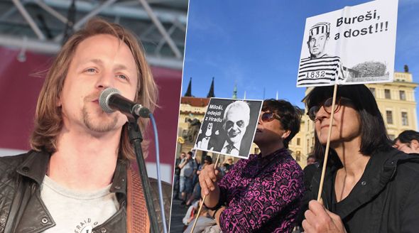 Zpěvák Tomáš Klus nechyběl na antibabišovském protestu v centru Prahy.