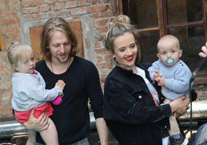 Tomáš Klus s těhotnou Tamarou Klusovou a dětmi Josefínou a Alfrédem