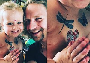 Čtyřletá dcera Tomáše Kluse se pochlubila tetováním na hrudníku.