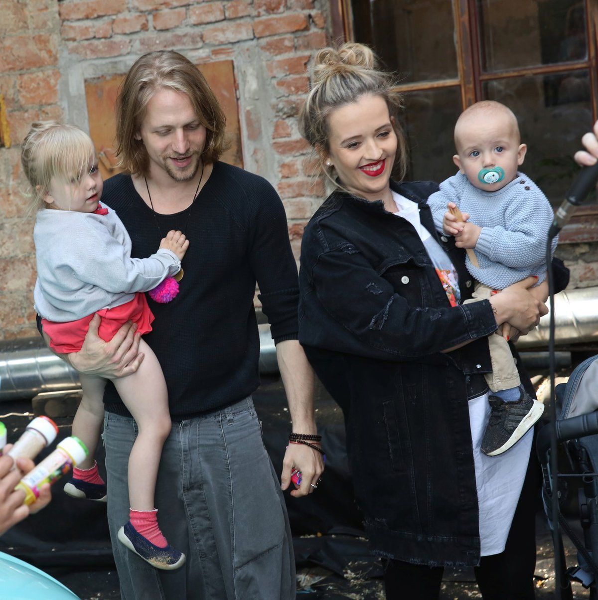 Tomáš Klus s těhotnou Tamarou Klusovou a dětmi Josefínou a Alfrédem.