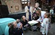 Rodina Tomáše Kluse na křtu knihy od Kateřiny Maďarkové.