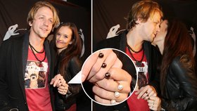Ženatý Tomáš Klus vytáhl mezi lidi manželku Tamaru a pochlubil se netradičními snubními prstýnky.