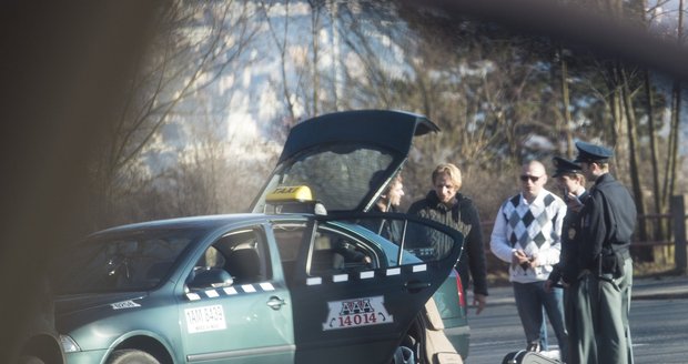 Nic nechápající Klus se snažil od policistů dozvědět, co se děje