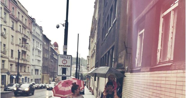 Tomáš Klus na procházce s těhotnou manželkou Tamarou a jejich dcerou Josefínou