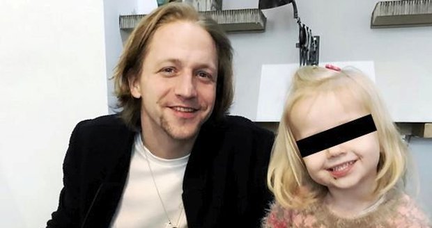 Tomáš Klus s dcerou Josefínkou
