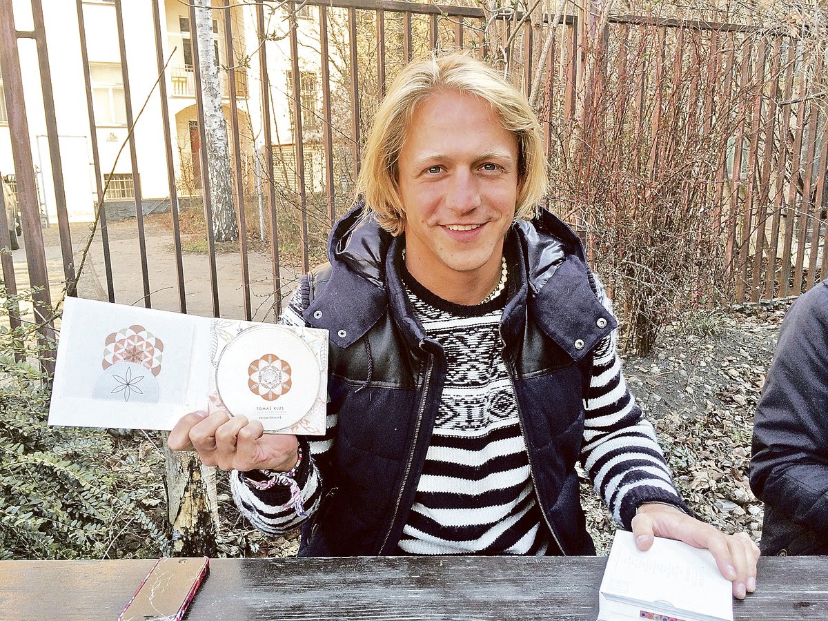 Tomáš drží poprvé v ruce své nové album Proměnamě, které vychází na konci března.