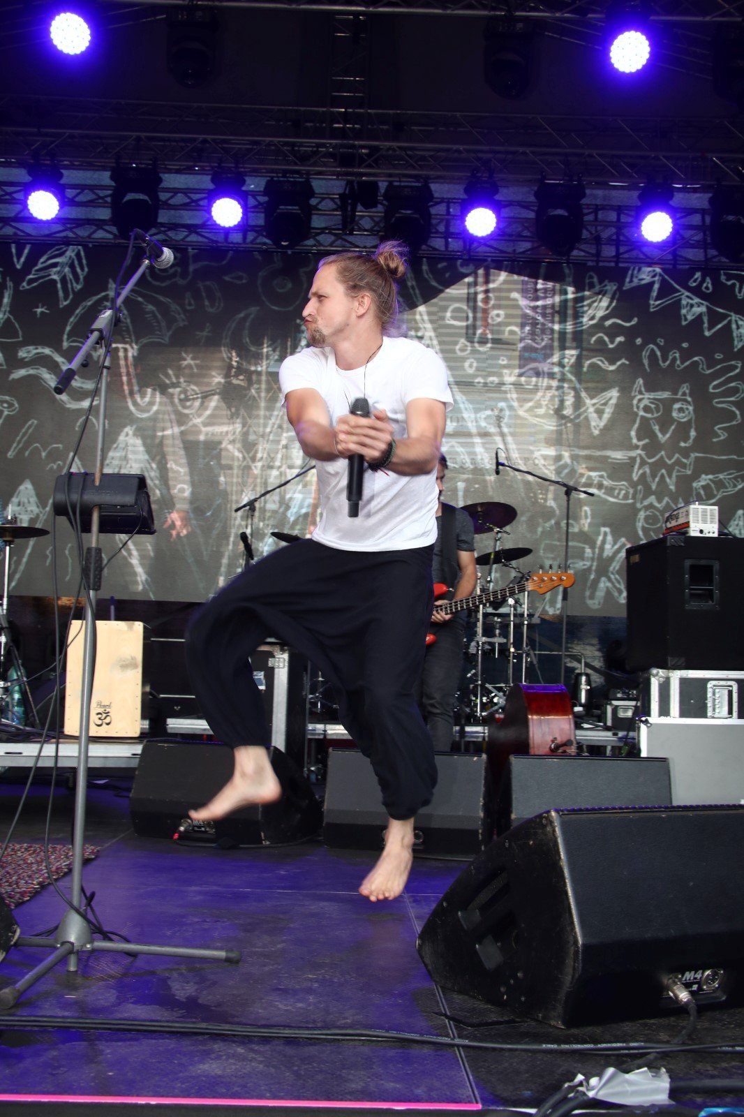 Tomáš Klus zazpíval na koncertě v Karlových Varech na festivalu.