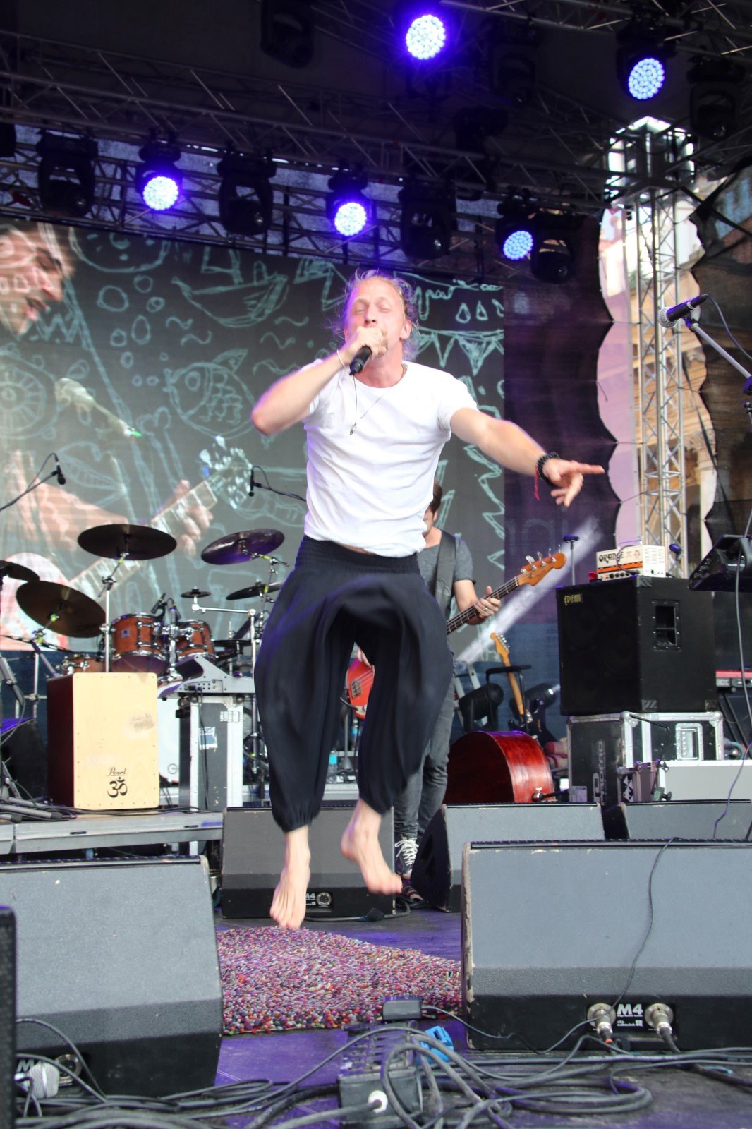 Tomáš Klus zazpíval na koncertě v Karlových Varech na festivalu.