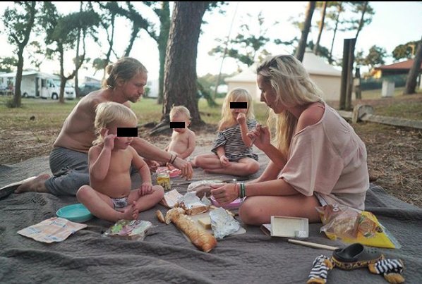 Tomáš Klus s manželkou a třemi dětmi na dovolené.