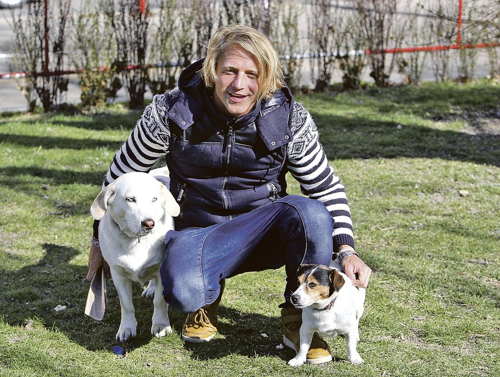 Tomáš dorazil na rozhovor se svými psy, Kapkou a Roderigem.
