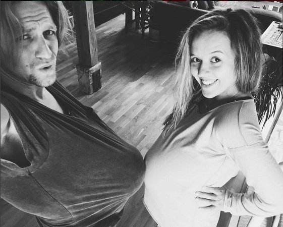 Tomáš Klus si vycpal břicho jako jeho těhotná manželka.