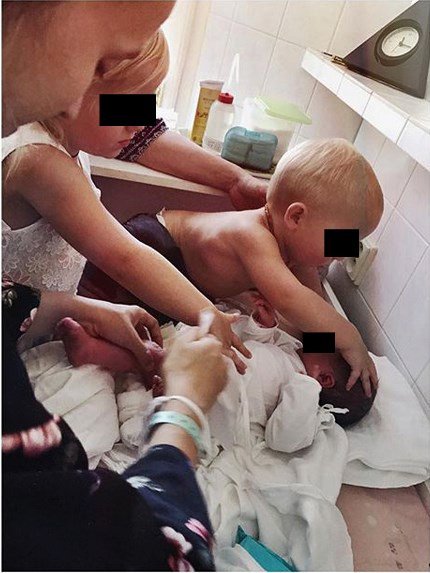 Tomáš Klus se pochlubil novorozenou dcerou Jenovéfou.