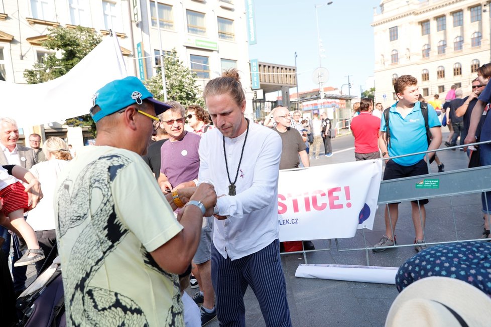 Zpěvák Tomáš Klus na demonstraci proti premiérovi Babišovi a ministryni Benešové na Václavském náměstí (4. 6. 2019)