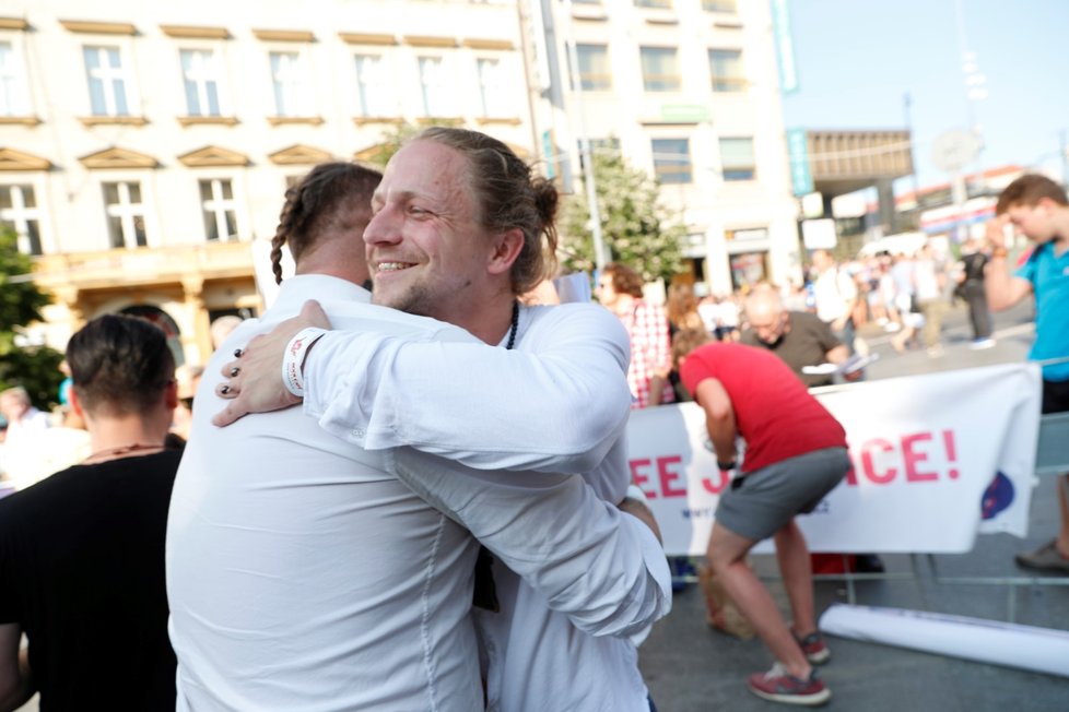 Zpěvák Tomáš Klus na demonstraci proti premiéru Babišovi a ministryni Benešové na Václavském náměstí (4. 6. 2019)