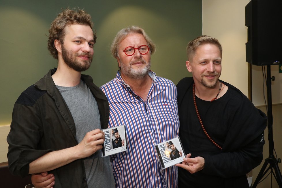 Režisér inscenace David Drábek se svými herci.