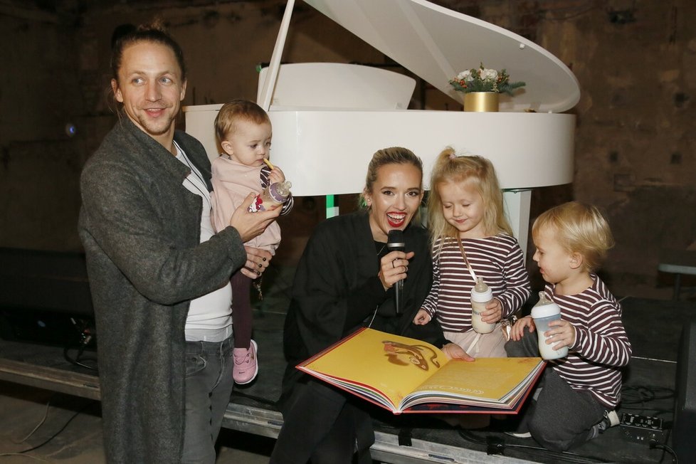 Tomáš Klus s manželkou a všemi třemi dětmi
