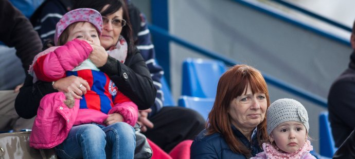 Rodina Tomáše Kóni na tribuně sleduje, jak záložníka Senice trpí na hřišti se zlomeninou nohy.